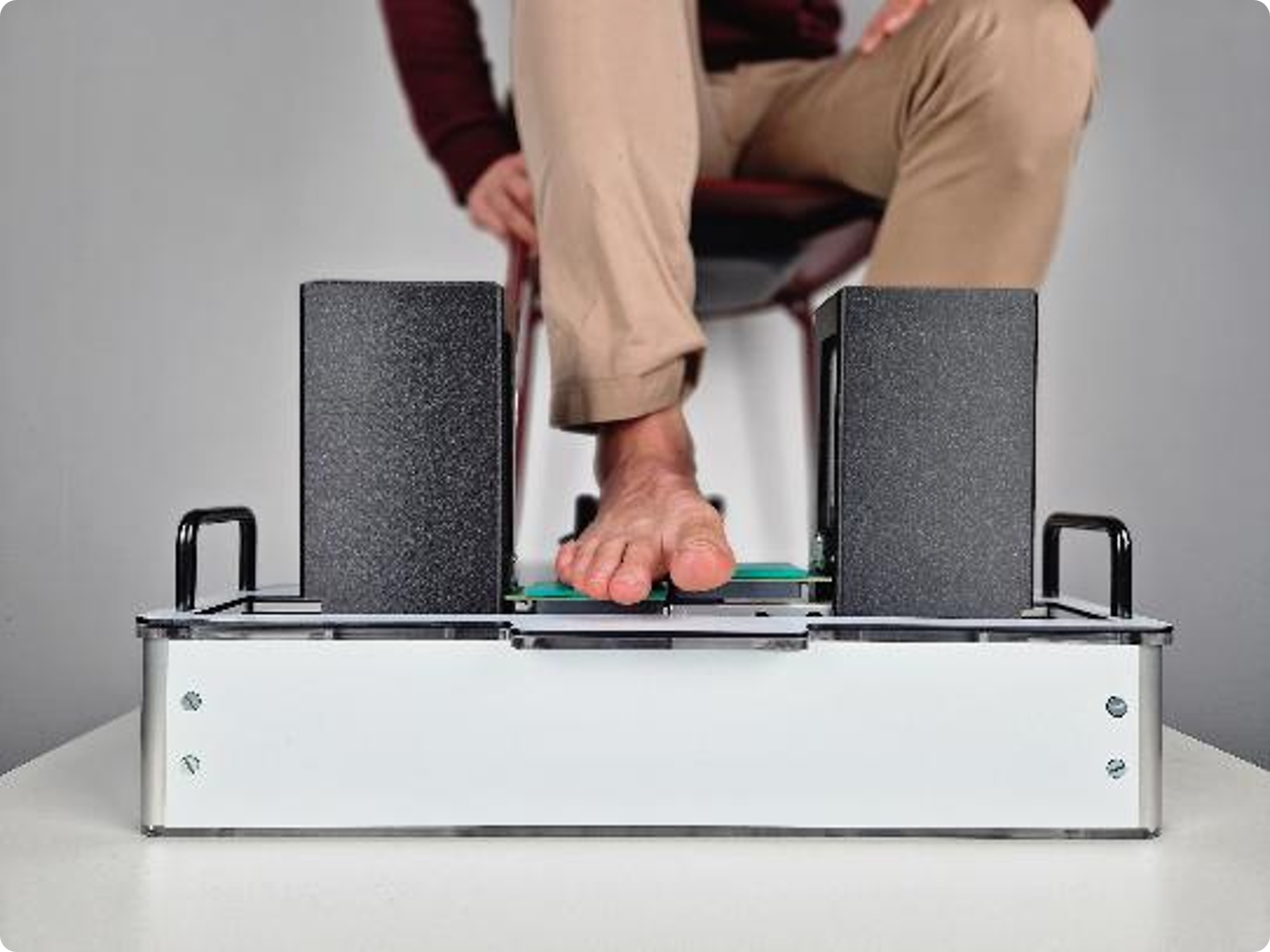 Planimetrics arthrometer measuring a patient's forefoot